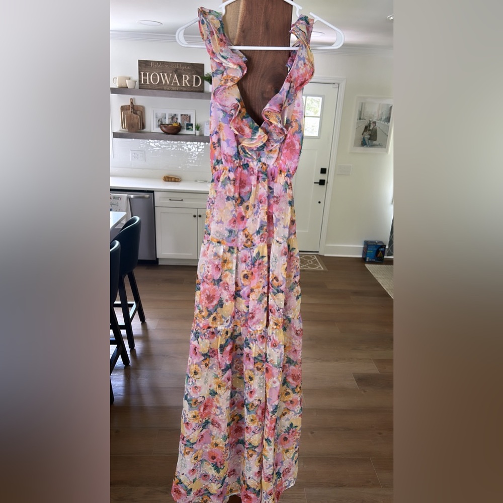 Beautiful gown. Perfect for spring and summer weddings! Only worn once.